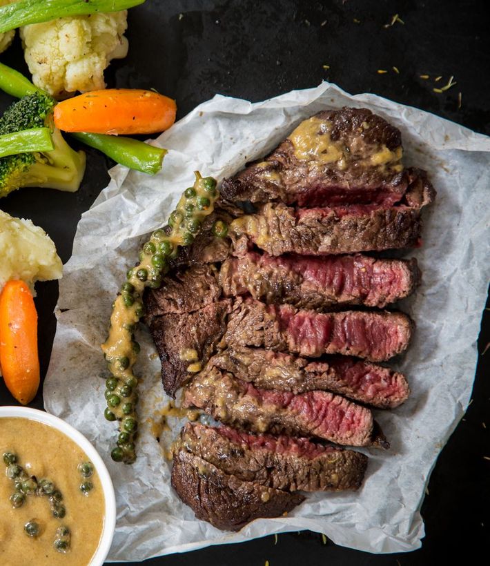Charcoal-grilled steak with vegetables and pepper sauce
